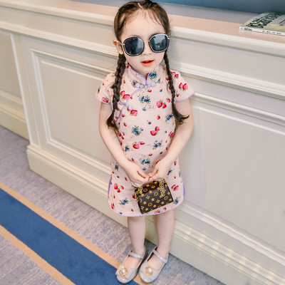 Modern gyerekruha virágos motívumokkal több színben, hasítékkal