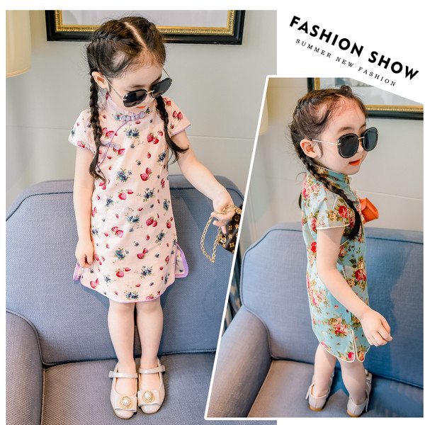 Modern gyerekruha virágos motívumokkal több színben, hasítékkal