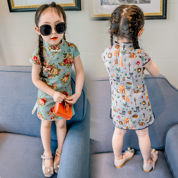 Modern gyerekruha virágos motívumokkal több színben, hasítékkal