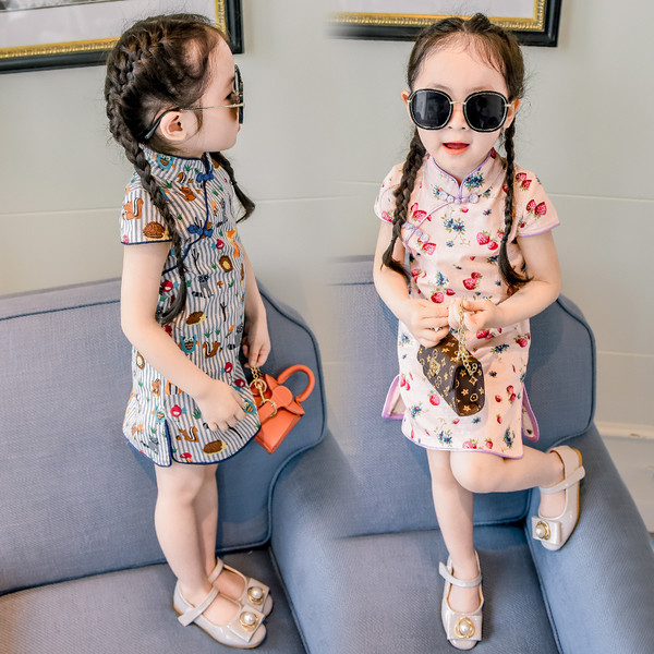 Modern gyerekruha virágos motívumokkal több színben, hasítékkal