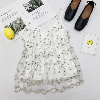 Virágos hímzéssel ellátott női felső, több színben