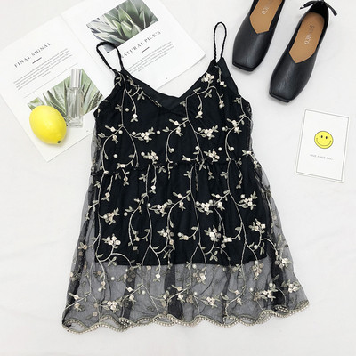 Virágos hímzéssel ellátott női felső, több színben