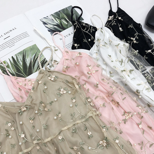 Virágos hímzéssel ellátott női felső, több színben