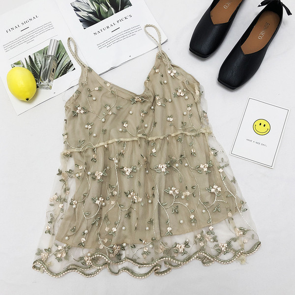 Virágos hímzéssel ellátott női felső, több színben