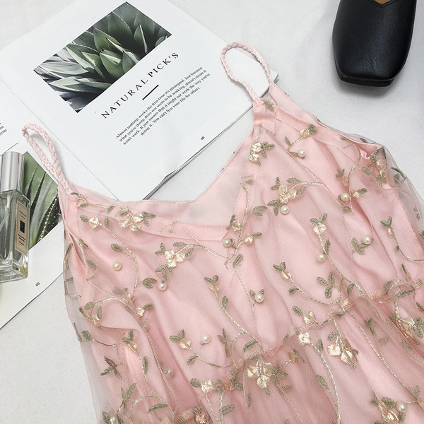 Virágos hímzéssel ellátott női felső, több színben