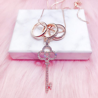 Colier de dama cu pietre decorative si pandantiv cheie