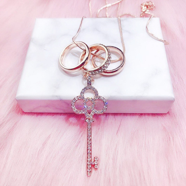 Colier de dama cu pietre decorative si pandantiv cheie