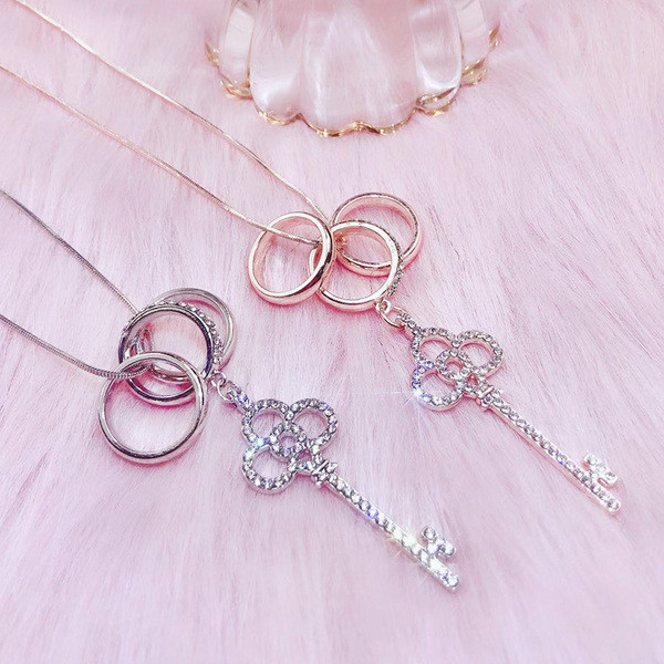 Colier de dama cu pietre decorative si pandantiv cheie