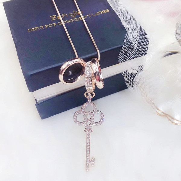 Colier de dama cu pietre decorative si pandantiv cheie