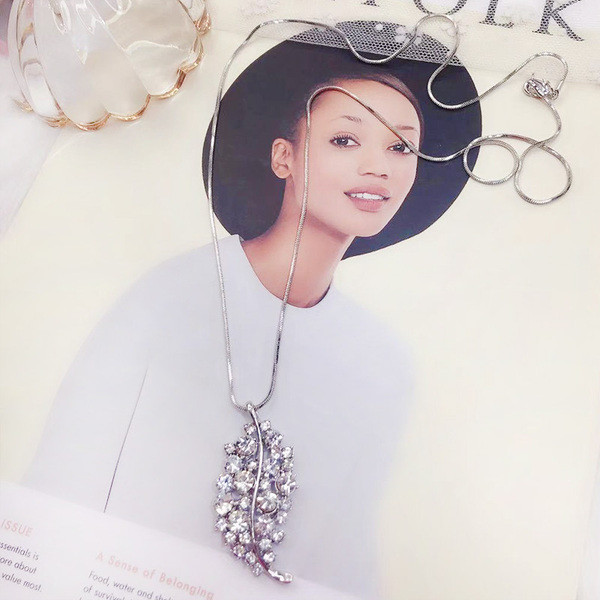 Női nyaklánc díszkövekkel ezüst és fekete színben