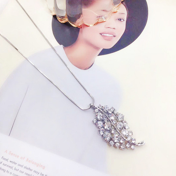 Női nyaklánc díszkövekkel ezüst és fekete színben