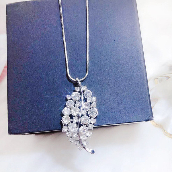 Női nyaklánc díszkövekkel ezüst és fekete színben