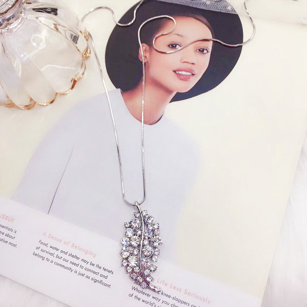 Női nyaklánc díszkövekkel ezüst és fekete színben