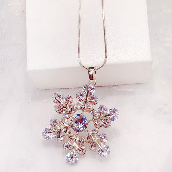 Női nyaklánc medállal és díszkövekkel két színben