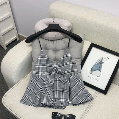 Vékony pántokkal és több színben szalaggal ellátott női kockás felső