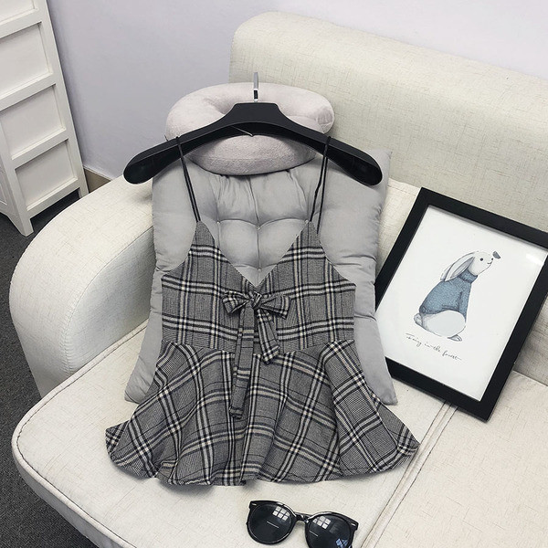 Vékony pántokkal és több színben szalaggal ellátott női kockás felső