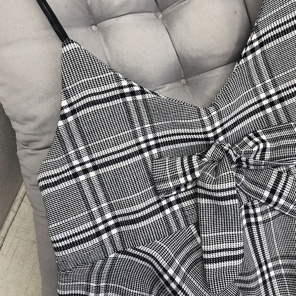 Vékony pántokkal és több színben szalaggal ellátott női kockás felső