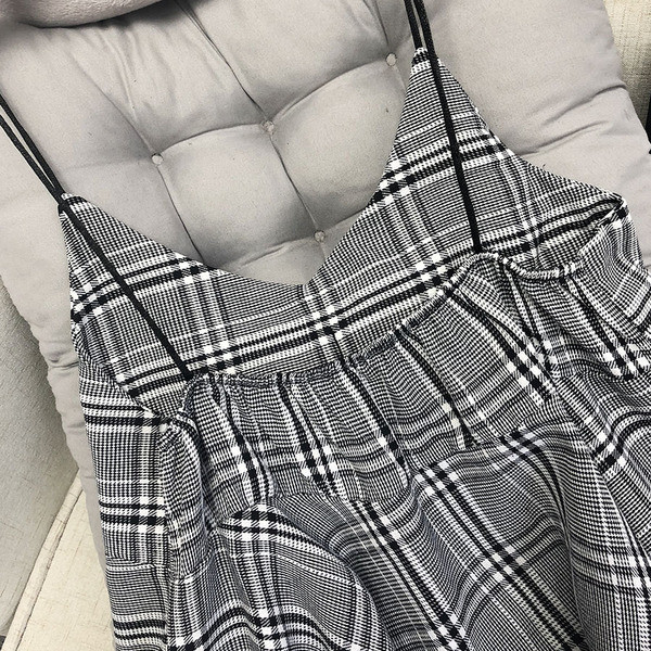 Vékony pántokkal és több színben szalaggal ellátott női kockás felső