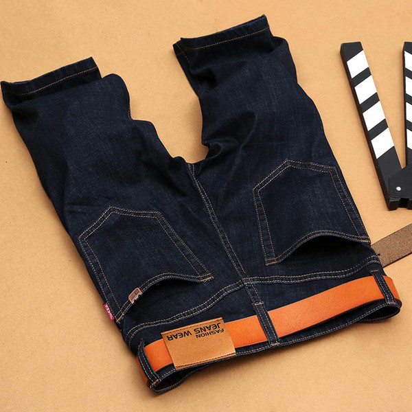 Sötét színű férfi rövidnadrág