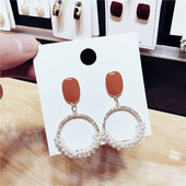 Cercei de damă cu pietre decorative și perle - două culori