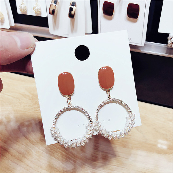 Cercei de damă cu pietre decorative și perle - două culori