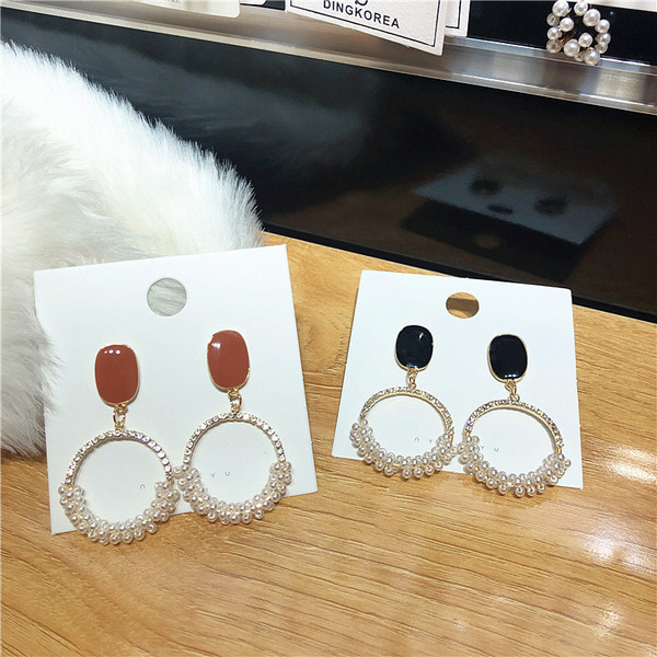 Cercei de damă cu pietre decorative și perle - două culori