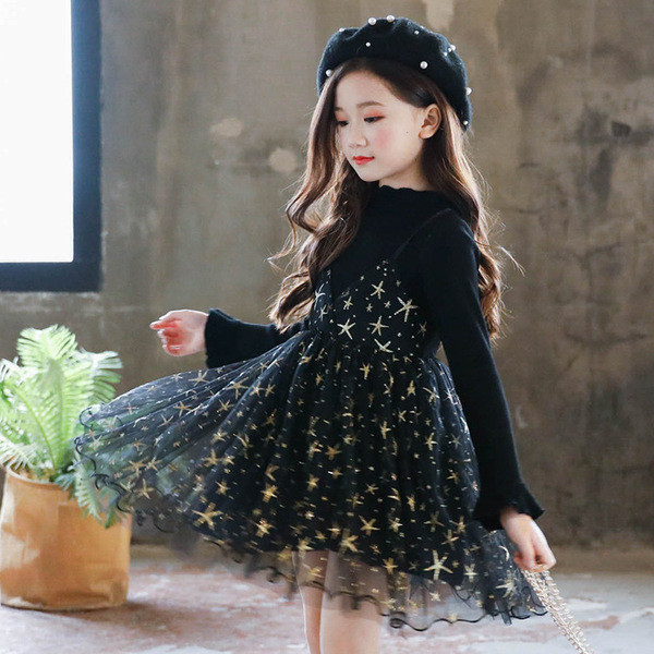 Modern gyerekruha fekete színben, hosszú ujjal és tüllrel