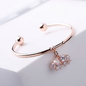 Női karkötő medállal és díszkövekkel - két színben