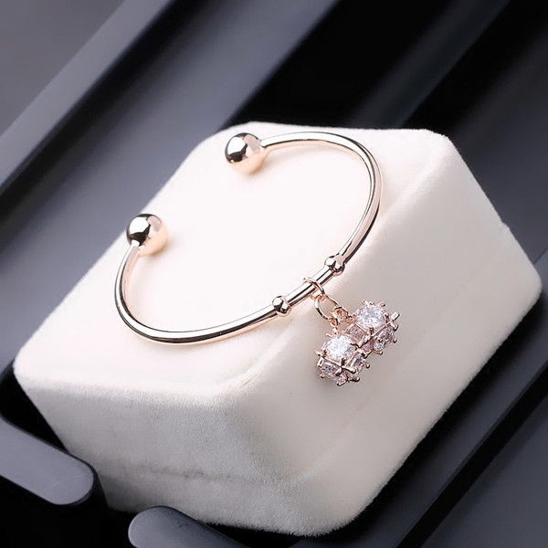 Női karkötő medállal és díszkövekkel - két színben