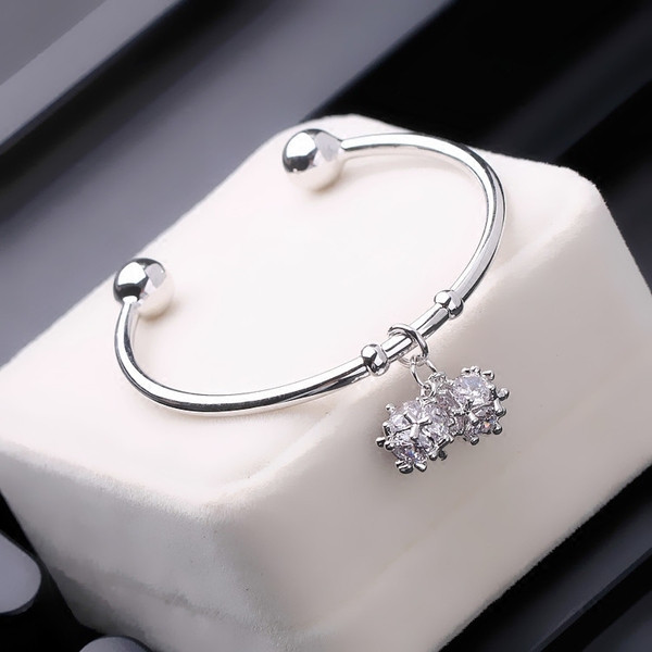 Női karkötő medállal és díszkövekkel - két színben