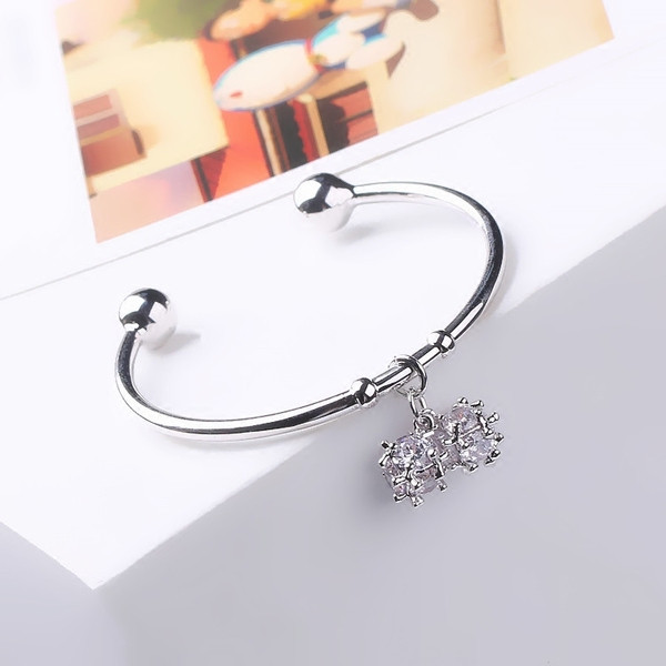 Női karkötő medállal és díszkövekkel - két színben