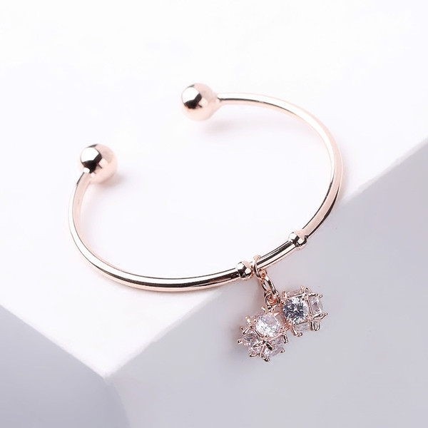 Női karkötő medállal és díszkövekkel - két színben