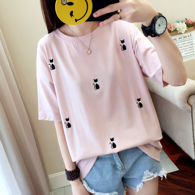 Μοντέρνο γυναικείο μπλουζάκι με κεντήματα σε ροζ, λευκό και μαύρο χρώμα