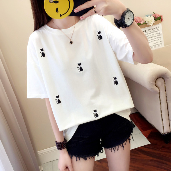 Μοντέρνο γυναικείο μπλουζάκι με κεντήματα σε ροζ, λευκό και μαύρο χρώμα