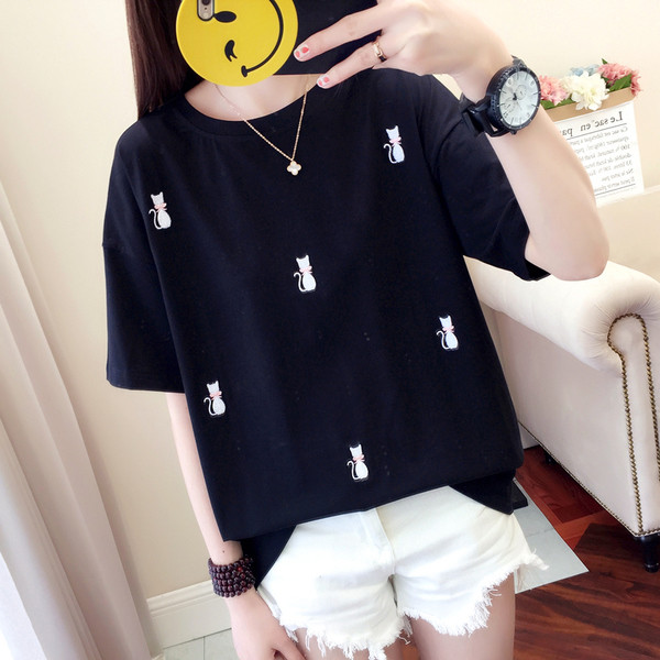 Μοντέρνο γυναικείο μπλουζάκι με κεντήματα σε ροζ, λευκό και μαύρο χρώμα