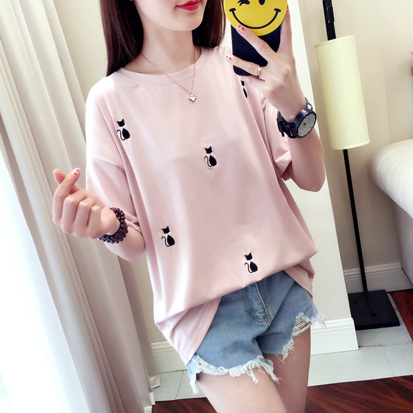 Μοντέρνο γυναικείο μπλουζάκι με κεντήματα σε ροζ, λευκό και μαύρο χρώμα