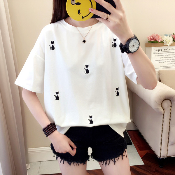 Μοντέρνο γυναικείο μπλουζάκι με κεντήματα σε ροζ, λευκό και μαύρο χρώμα