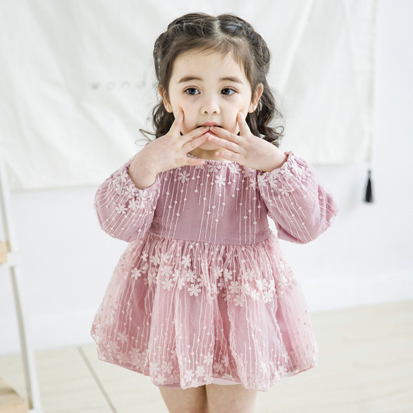 Gyerekruha hímzéssel, csipkével és hosszú ujjal