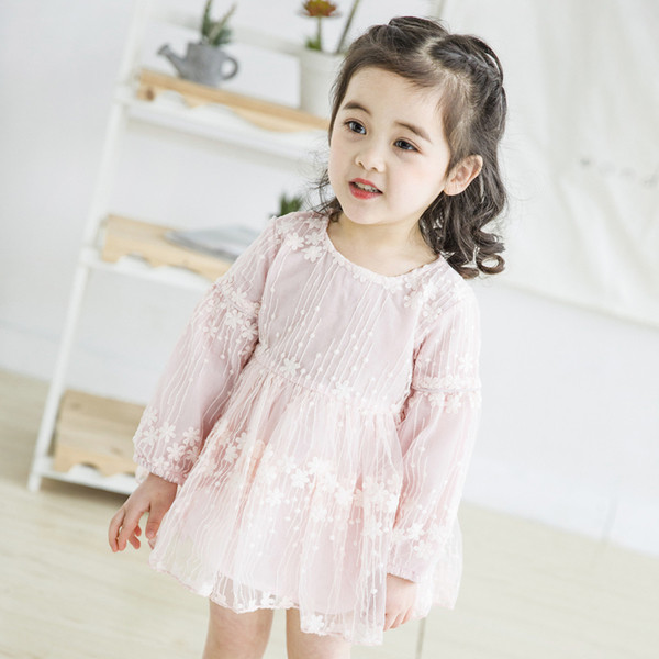 Gyerekruha hímzéssel, csipkével és hosszú ujjal