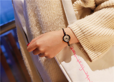 Γυναικείο σύγχρονο ρολόι με λεπτό λουρί σε διάφορα χρώματα