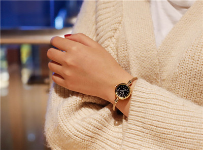 Γυναικείο σύγχρονο ρολόι με λεπτό λουρί σε διάφορα χρώματα