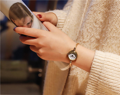 Γυναικείο σύγχρονο ρολόι με λεπτό λουρί σε διάφορα χρώματα