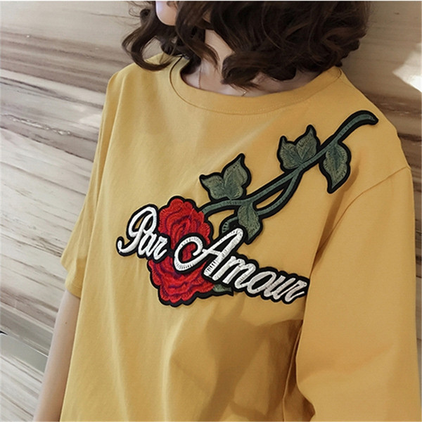 Tavaszi női póló színes hímzéssel, három színben