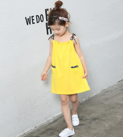 Alkalmi gyerekruha pántokkal és zsebbel sárga színben