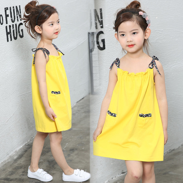 Alkalmi gyerekruha pántokkal és zsebbel sárga színben