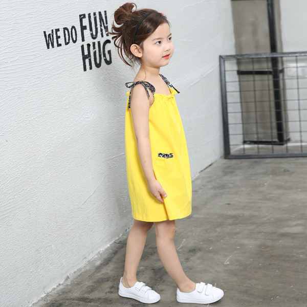 Alkalmi gyerekruha pántokkal és zsebbel sárga színben