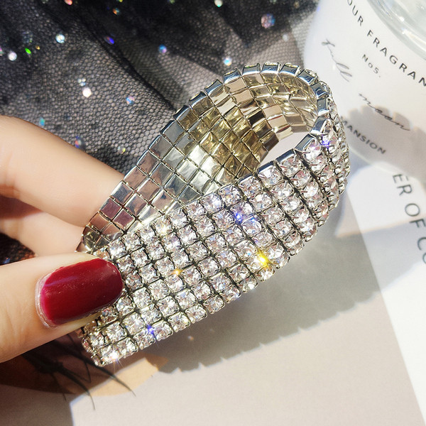 Stílusos női karkötő díszkövekkel