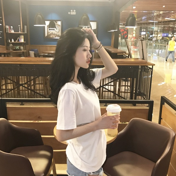 Női alkalmi póló fekete-fehér hímzéssel