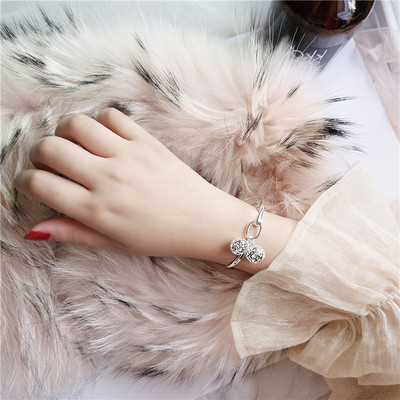 Női mindennapi karkötő medálokkal, ezüst színben