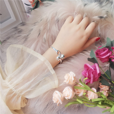 Női mindennapi karkötő medálokkal, ezüst színben